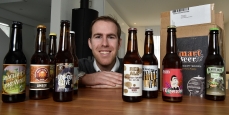 Léon Metz aus Langenthal ist Co-Gründer von SmartBeer. Die Kunden dieses Abonnements bekommen jeden Monat sechs Biere von Kleinbrauereien aus der ganzen Schweiz zugeschickt. © Thomas Peter