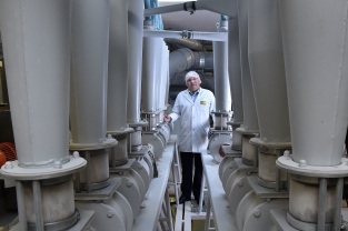 Die Steiner Mühle AG von Zollbrück hat bei einer Ausschreibung erreicht, dass sie nun ihre Müeslimischung in die USA exportieren kann. Auf dem Bild Geschäftsführer Roland Dürring in den Produktionsräumen. © Thomas Peter