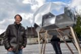 Auf dem Wuhrplatz in Langnthal wurde im Rahmen einer Kunstausstellung im Chrämerhuus ein "Hyperscope" von Nano Valdes installiert. Die temporäre Kunstinstallation ermöglicht einen Blick auf die Umgebung durch ein Kaleidoskop. © Thomas Peter