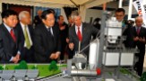 Der chinesische Minister für Technologie, Wan Gang, besucht die Ammann Schweiz AG Langenthal. Hier lässt er sich eine Anlage der Ammann Groupe erklären. © Thomas Peter