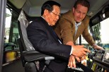 Der chinesische Minister für Technologie, Wan Gang, besucht die Ammann Schweiz AG Langenthal. Hier sitzt er in der Strassenwalze und fährt eine kurze Strecke mit ihr. © Thomas Peter